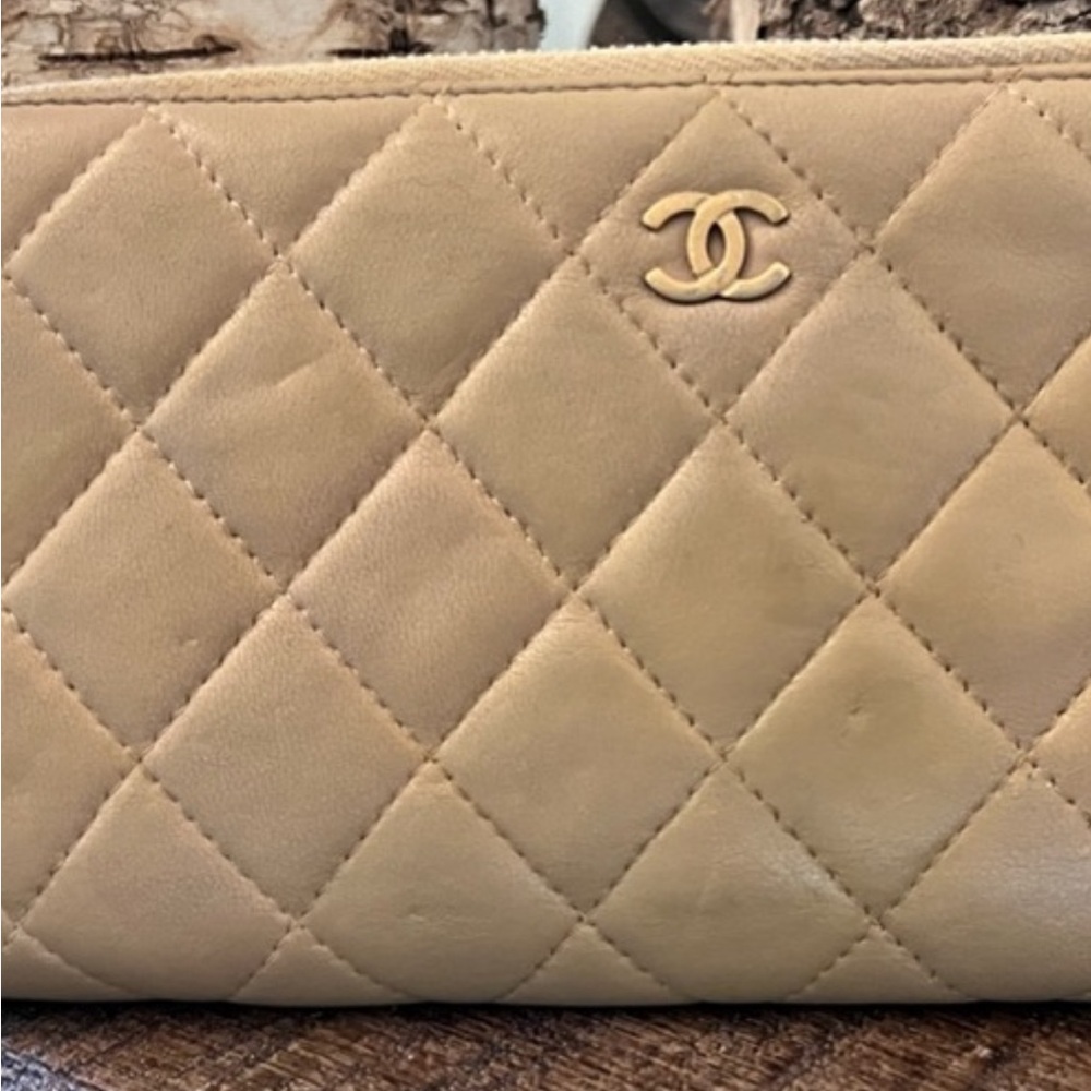 Chanel caviar wallet